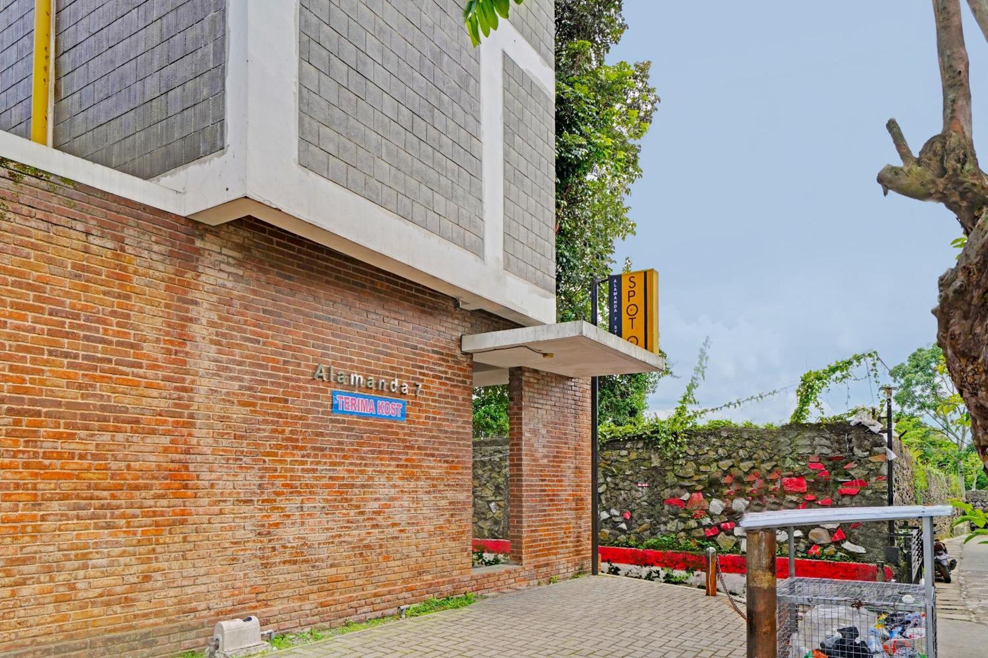Super Oyo 2190 Alamanda 7 Syariah Bandung Exterior photo